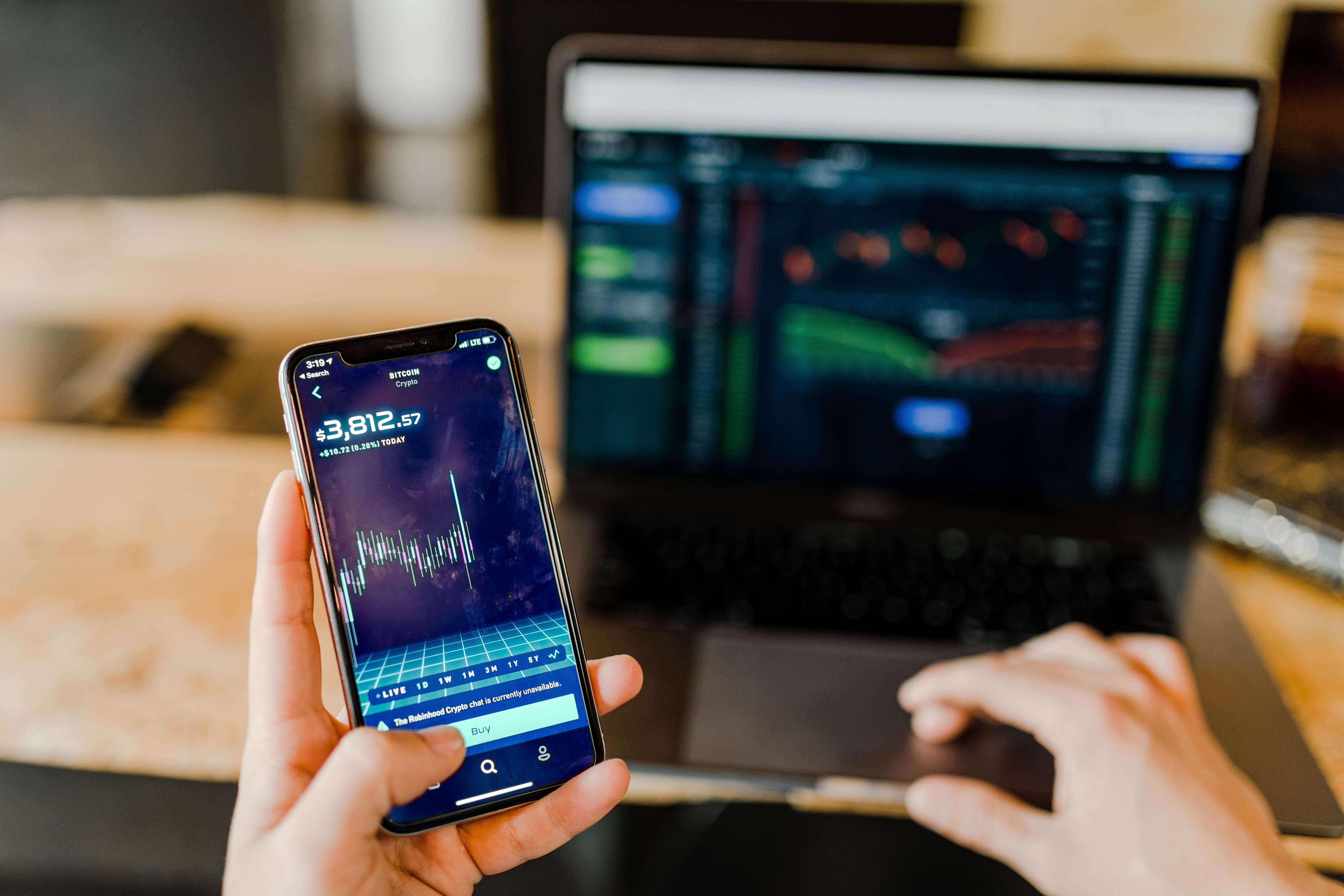 devices-open-phone-computer-desk-trading-system-robo-advisor-roboadviser-finance