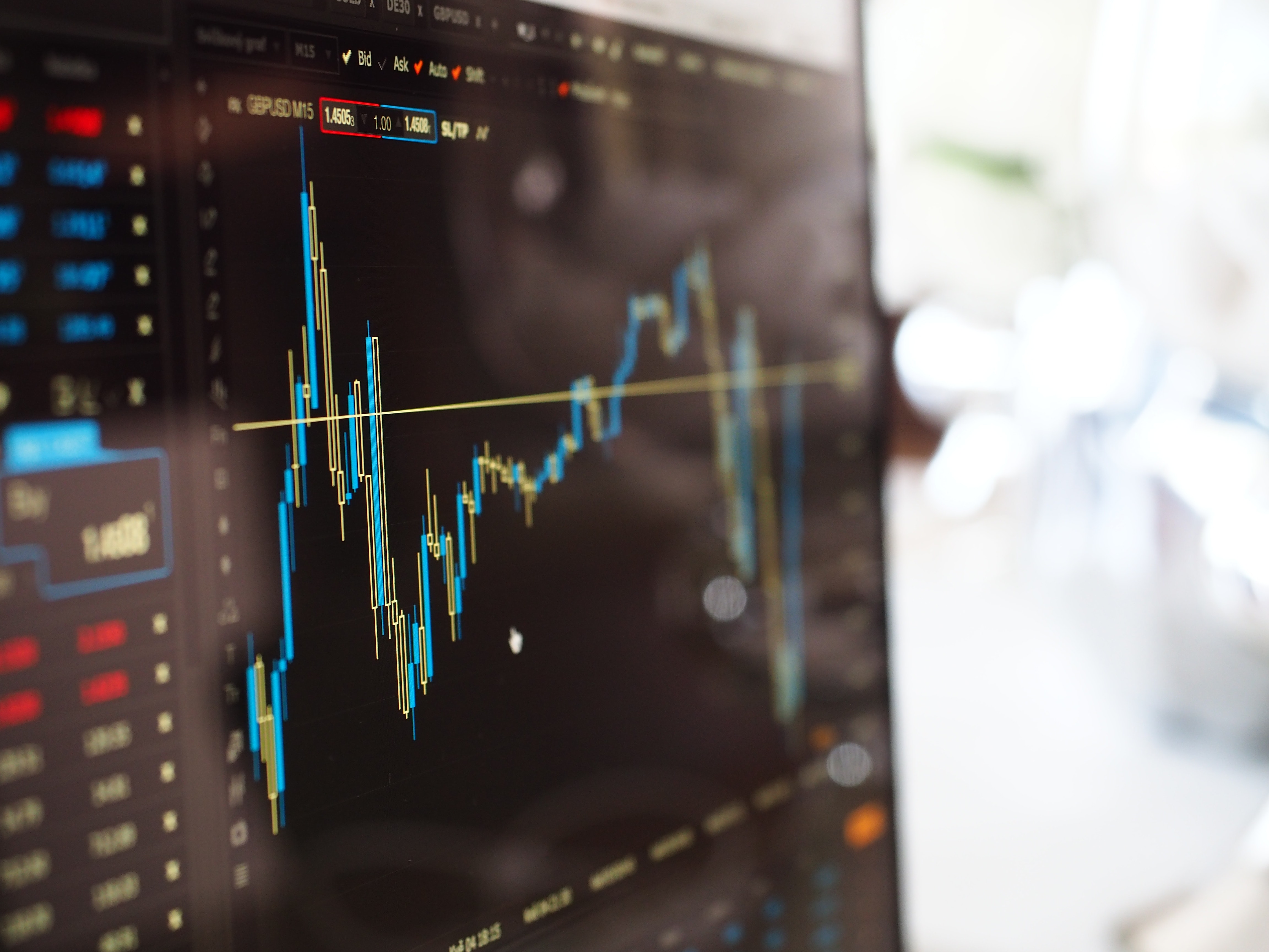 computer-desk-trading-system-robo-advisor-roboadviser-finance