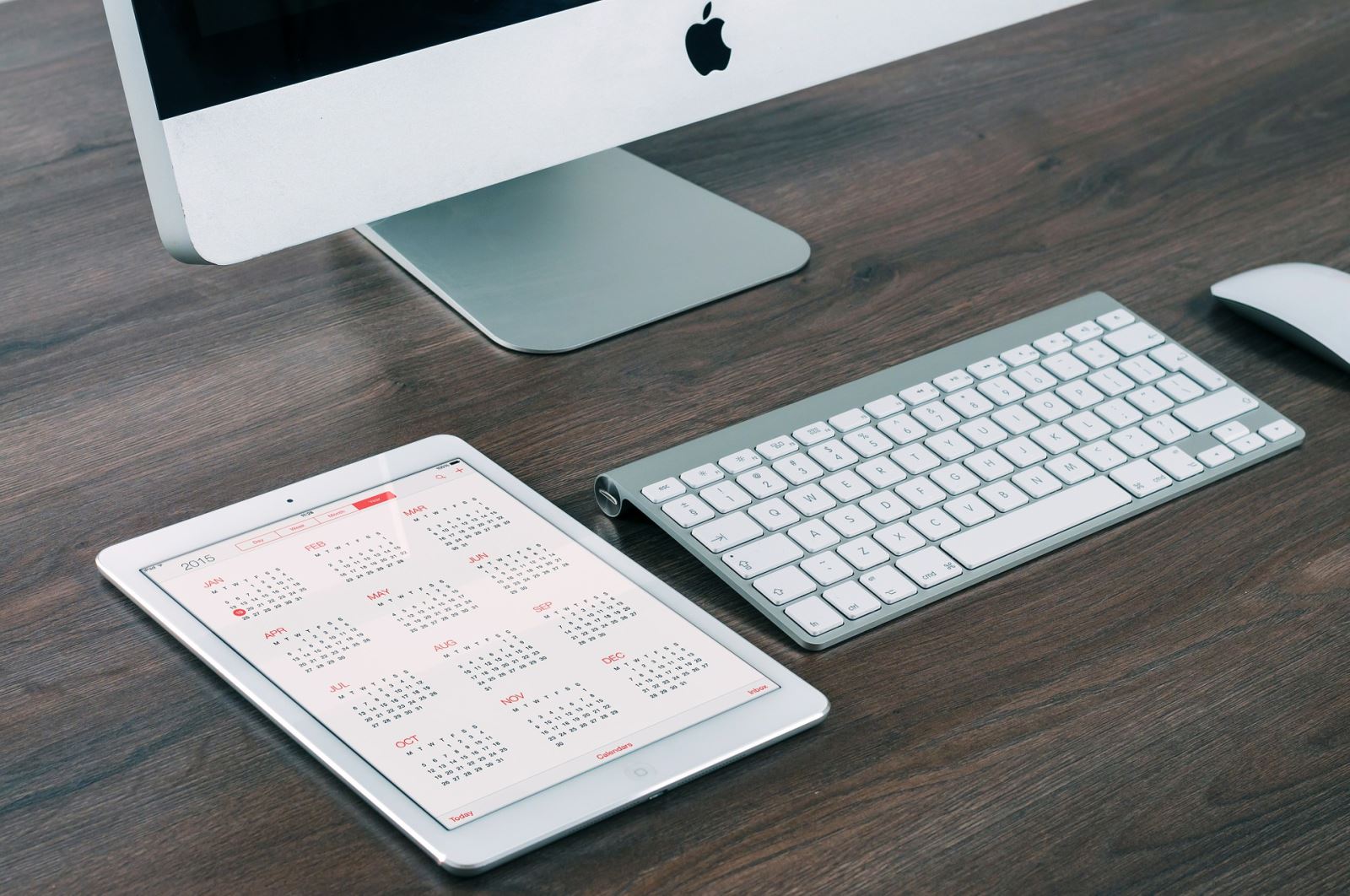 oak-desk-with-computer-ipad-on-desk-computer-desk-trading-system-robo-advisor-roboadviser-finance