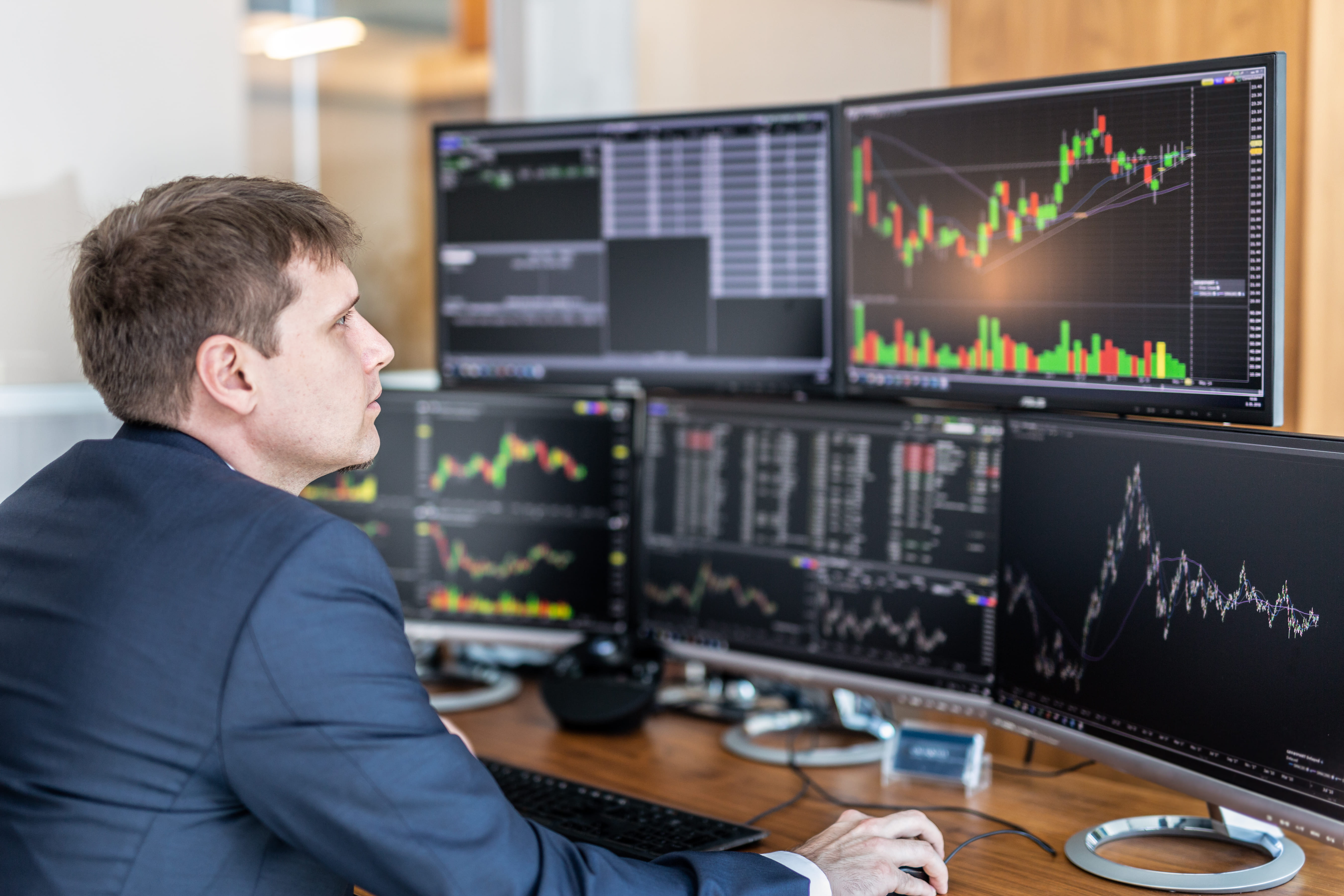 white-man-sitting-trading-computer-desk-trading-system-robo-advisor-roboadviser-finance